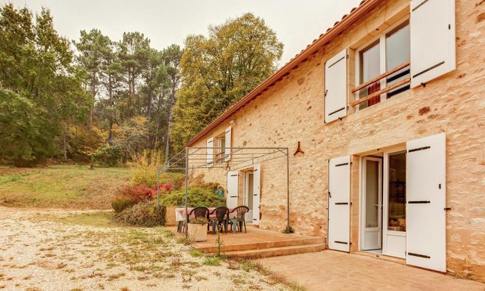 Loubejac House | Spacious Holiday Home with Private Swimming Pool in Loubejac