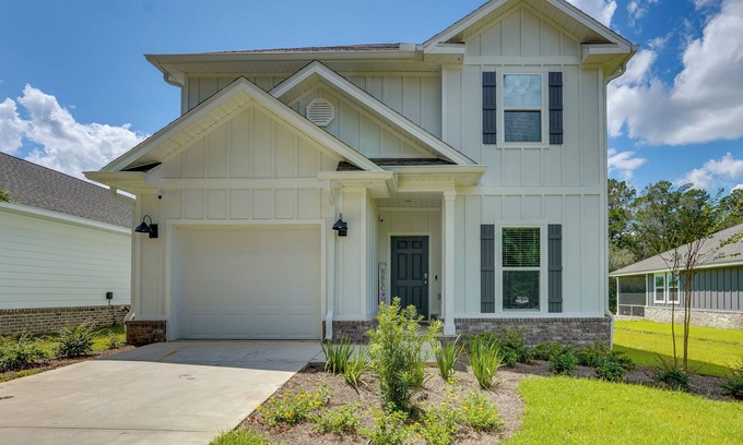 Freeport House | Spacious Freeport Home w/Deck & 2 Living Areas!