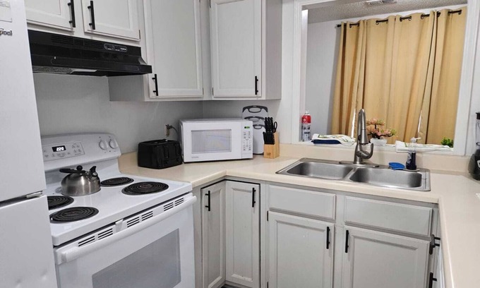 Bartlett Apartment | Spacious fully furnished 3-bedroom apartment with AC strong Wi-fi