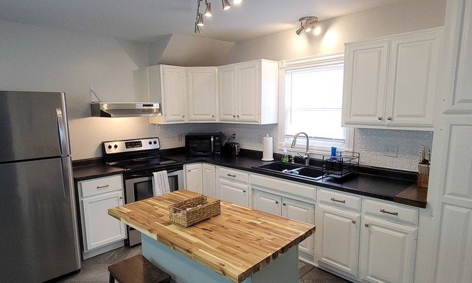 Bardstown House | Spacious, Fully-Stocked, Walking distance to Downtown