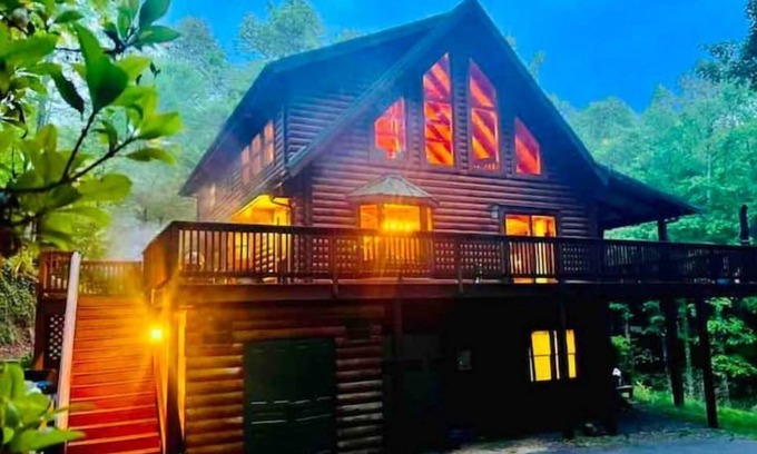 Brevard Cabin | Spacious, fun cabin-perfect for family & MTB group