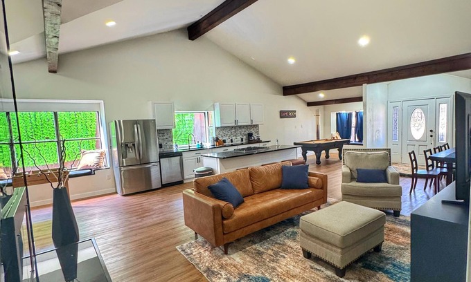Irving House | Spacious & Game room in Irving 15 min to Airport& downtown Dallas