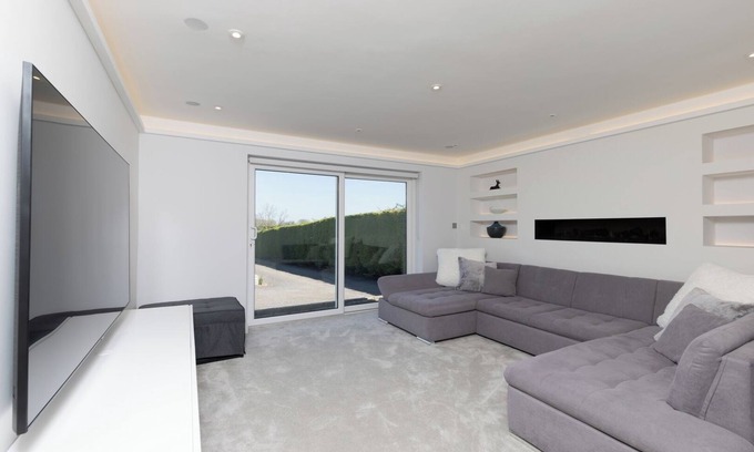 Swindon House | Spacious 4BD Smart Home in Idyllic Rural Setting