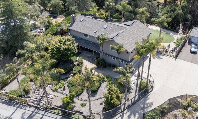 Soquel House | Spacious Getaway – Hot Tub, Big Yard, Near Beach, pet friendly, Great for All!