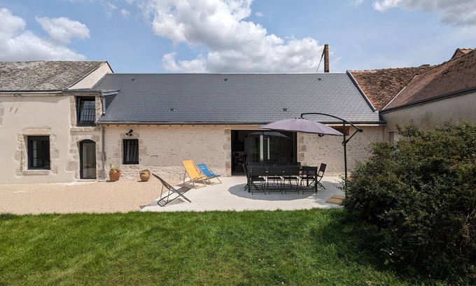 Huisseau-sur-Mauves Cottage | Spacious Gîte with Garden & Modern Decor in Scenic Centre Val de Loire