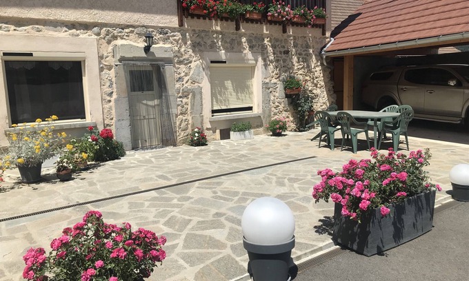 Le Glaizil Cottage | Spacious gîte with courtyard in village, hiking, climbing, at foot of mountains