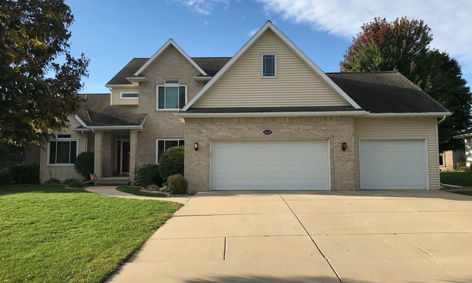 Ashwaubenon House | Spacious Green Bay Packer Home