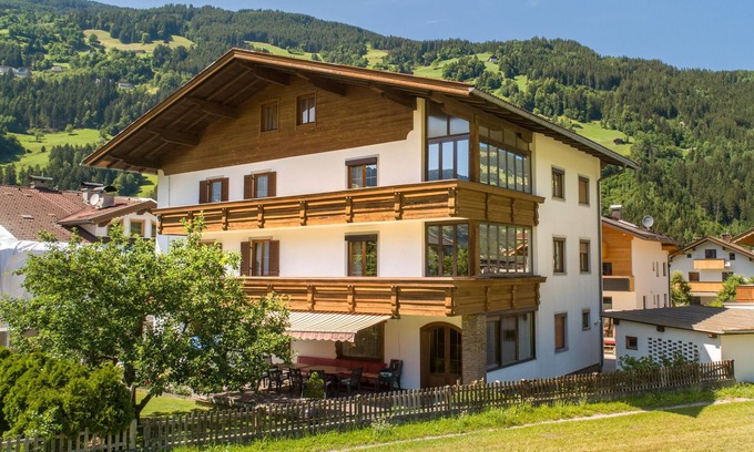 Zell am Ziller House | Spacious group home close to the ski resort