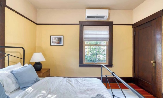 Kerns House | Spacious Group Retreat - 5BR - Sleeps 12