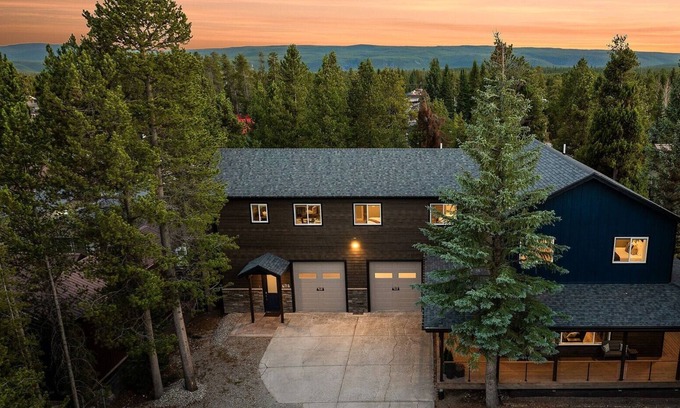 West Yellowstone House | Spacious Group Getaway * Make Memories 1 mile from Yellowstone!