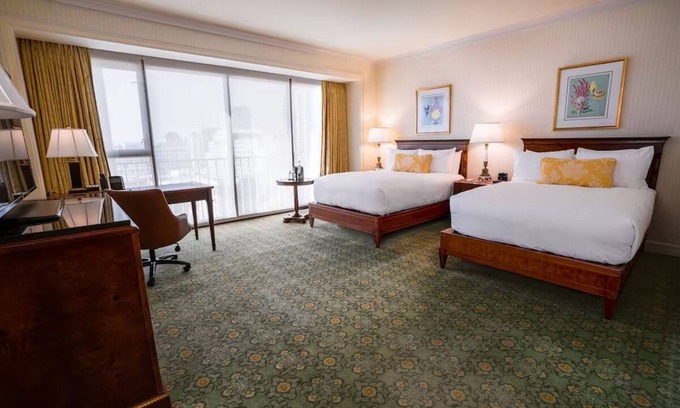 Downtown San Diego Hotel | Spacious Guest Room Near Zoo – 3 Miles Away | Valet Parking Available