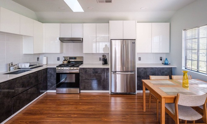 Northridge Apartment | Spacious Guesthouse in Sherwood Forest - 1 Acre Gated Property - Views of Trees