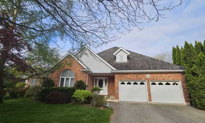 Historic Old Town House | Spacious House - GREAT LOCATION in Old Town NOTL with HOT TUB & Univ. EV CHARGER