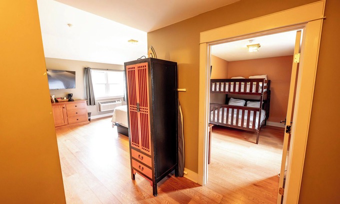 Shawnee On Delaware Hotel | Spacious Haven Near Recreational Outdoors | Golf, Spa & Onsite Dining