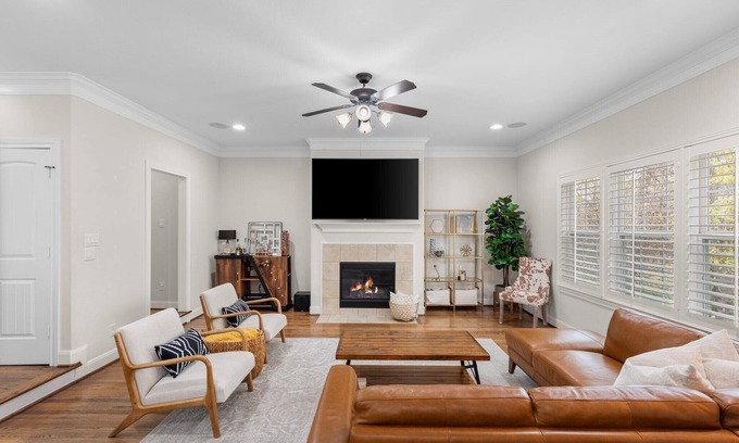 Shady Acres House | Spacious Heights townhome - 3BR/3.5BA, putting green & walkable to hotspots