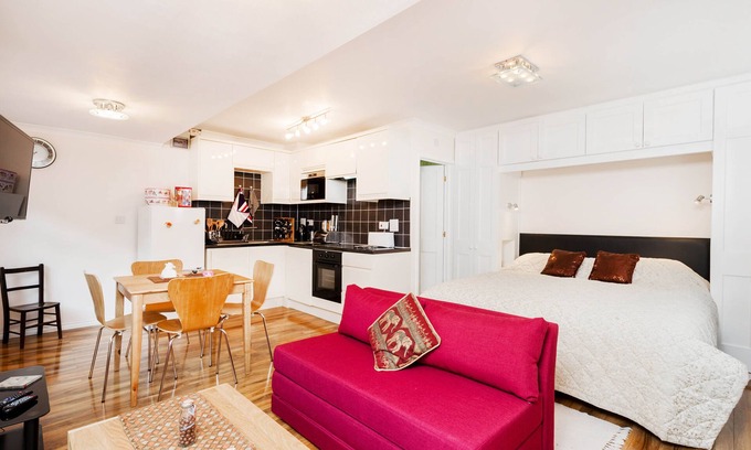 Henley-on-Thames Apartment | Spacious Henley On Thames Studio Apt Close To Oxford, London, Windsor & Reading