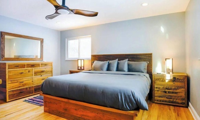 Fayetteville House | Spacious Hillside Oasis in DT Fayetteville ★ NRG