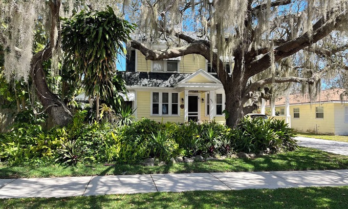 Sebring House | Spacious historic 4-bedroom pool house in Downtown Sebring