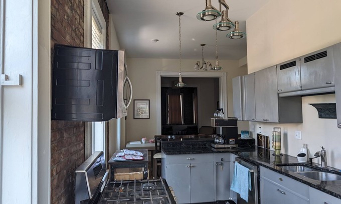 The Gate Apartment | Spacious historic apartment in popular Benton Park neighborhood near downtown.