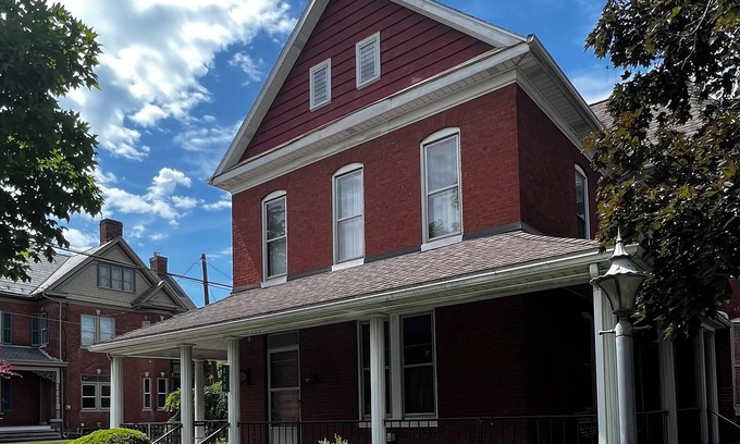 New Oxford House | Spacious Historic Home: 4 bedrooms, 2.5 bath