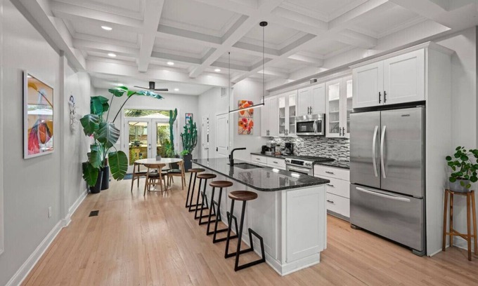 Eckington House | Spacious Historic Rowhouse w. Hot Tub