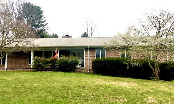 Grissom - Highland House | Spacious Hokie Home Game Day Parking for 6/Game Day Parking Spot Close To Campus