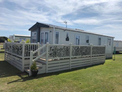 Lydd-on-Sea House | Spacious Holiday Home - Romney Sands