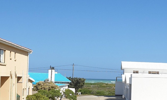 Struisbaai House | Spacious holiday home within walking distance from the beach and harbour.