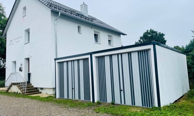 Laupheim House | Spacious holiday home with 2 cozy apartments – space for up to 12 people.