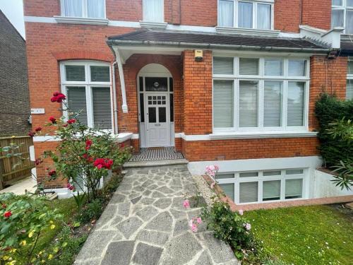 Brondesbury House | Spacious Holiday Home!