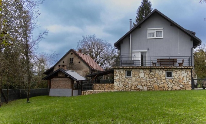 Presika House | Spacious Holiday Home with Sauna, Jacuzzi & Outdoor BBQ