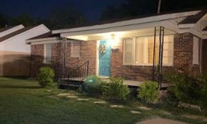 Lawton House | Spacious Home 1 mile to Post - Corner Grocery