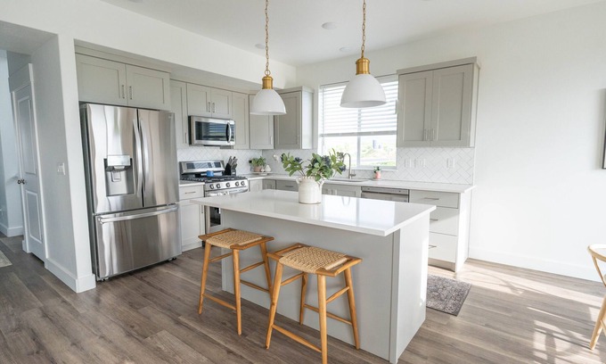 Hyrum House | Spacious Home *10 mins to Logan!
