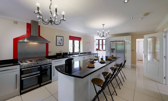 Wolverhampton House | Spacious home 4 large families, contractors welcome