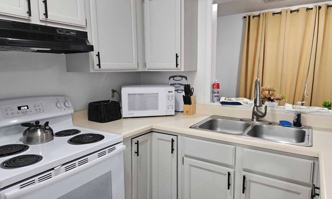 Ellendale House | Spacious home away from home near Bartlett and Downtown Memphis