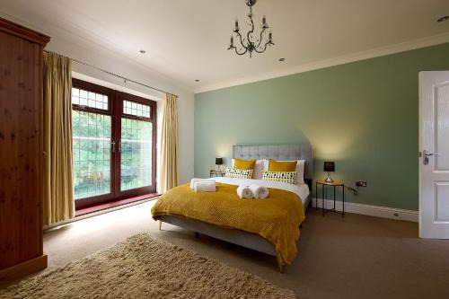 Wolverhampton House | Spacious Home for Large Families and Contractors