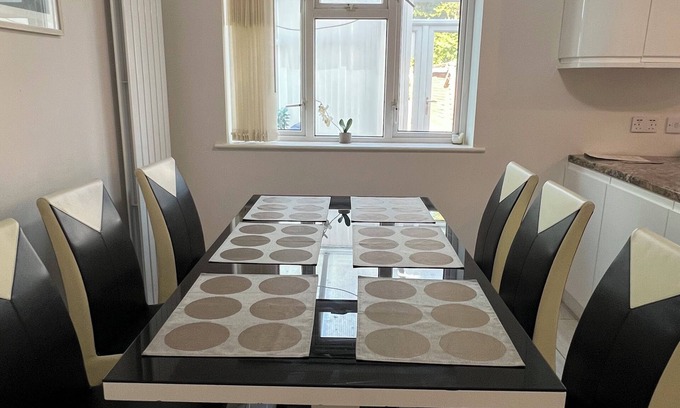 Rushmoor District House | Spacious Home from Home! Perfect for Farnborough Airshow.