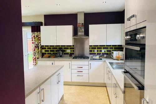 Sherborne St. John House | Spacious home for contractors and families