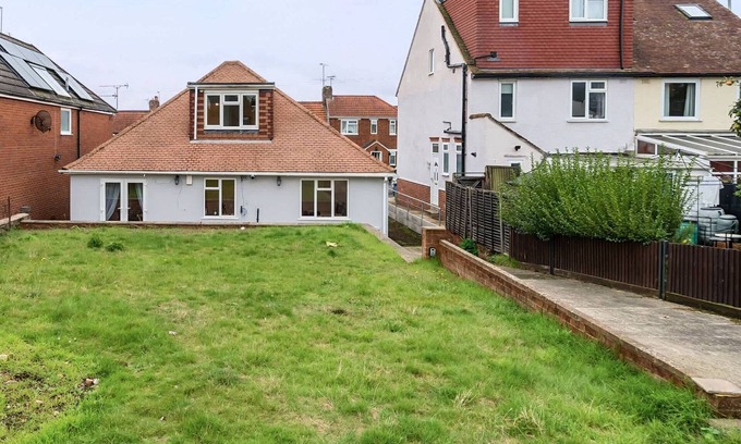 Rushmoor District House | Spacious Home, Groups & Contractors | FREE Parking