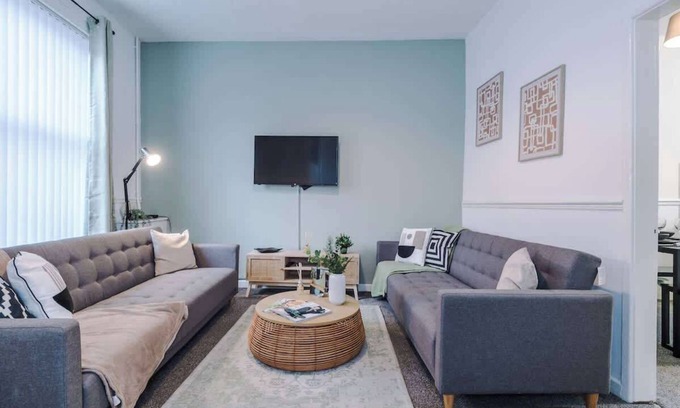 Droylsden House | Spacious Home, Ideal for Contractors, Sleeps 7!