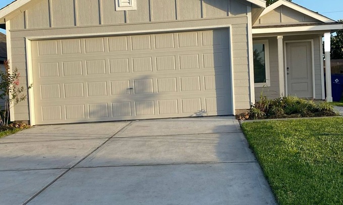 Angleton House | Spacious home in Angleton with 3 bedrooms, 2 bathrooms perfect for families