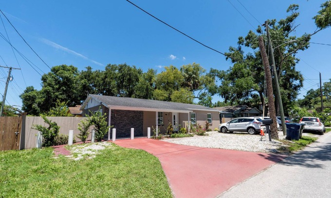 Old Seminole Heights House | Spacious Home in CentralTampa near all attractions