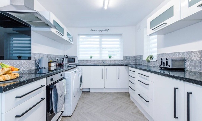 Droylsden House | Spacious Home in Manchester, Ideal for Business & Groups, Sleeps 9!