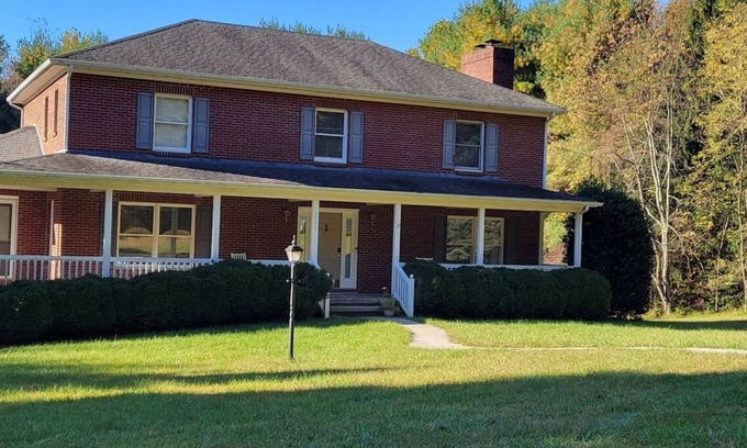 Glasgow House | Spacious home in quiet rural setting close to Blue Ridge Parkway