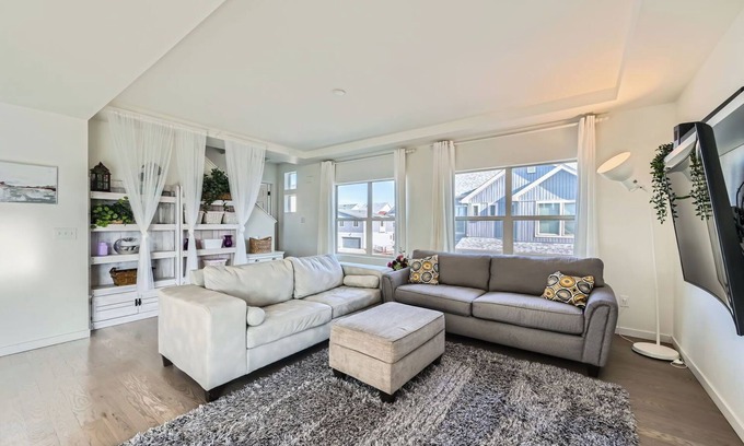 Gateway House | Spacious Home Near Airport/View/Comfy Beds