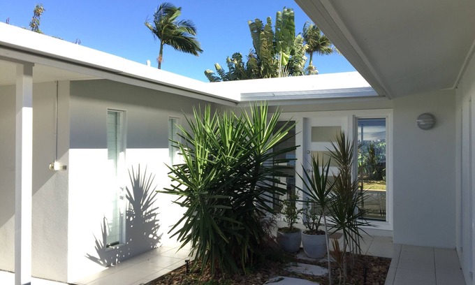 Kirwan House | Spacious Home - near Kirwan's Shops, Hospital & Uni