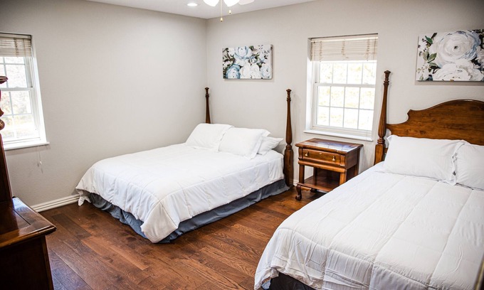 Duquesne House | Spacious Home near MSSU College, Sleeps 21, Games, Cornhole, Large Kitchen