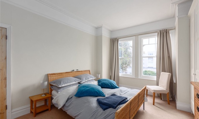Shaftesbury Apartment | Spacious home off Clapham Common in residential street, 3 x bedrooms, terrace,