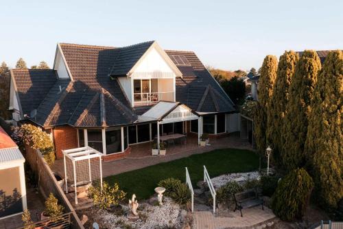 Encounter Bay House | Spacious home on the lake - Private beach