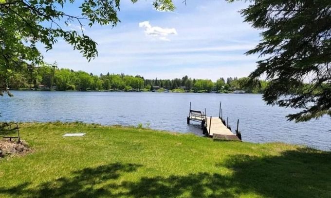 Finlayson Cabin | Spacious home on the lake!